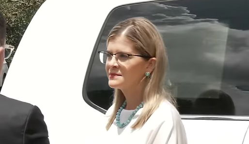 Presidente Laura Fernández acompañó a familia de policía asesinado y dijo ‘sentir en su propia piel ese dolor’
