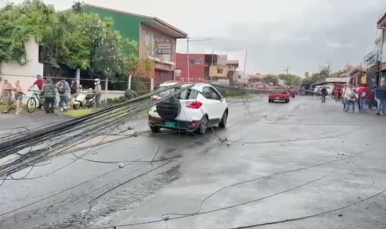 CNFL investigará caída de postes sobre 8 vehículos para determinar el pago a afectados en Alajuela