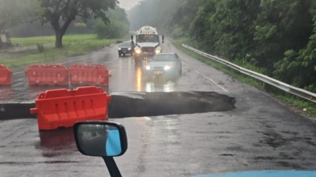 MOPT habilita rutas alternas tras hundimiento que obliga cierre en Ruta 27