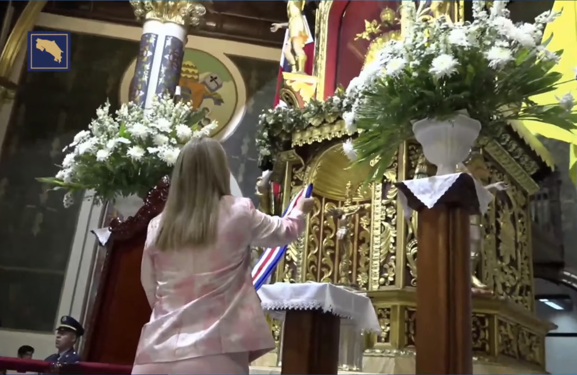Laura Fernández dejó banda presidencial a imagen de Virgen de Los Ángeles en primer día completo como mandataria