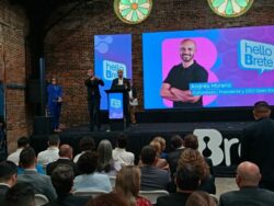 INA reporta más de 90 mil licencias activadas en Open English a un mes de estrategia Hello Brete