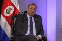 ¿Qué dice el presidente Chaves de que Rodrigo Arias lo responsabilizara por el retiro de su visa?