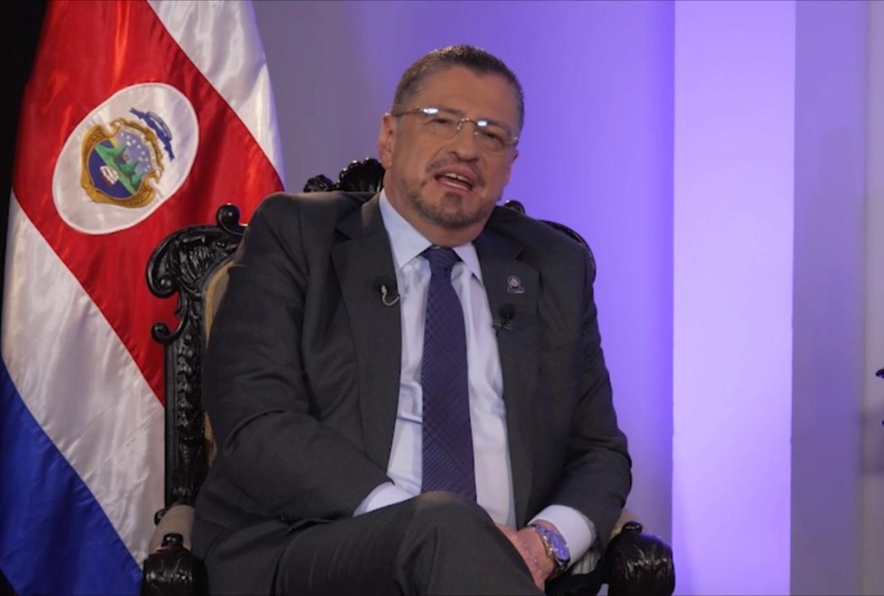 ¿Qué dice el presidente Chaves de que Rodrigo Arias lo responsabilizara por el retiro de su visa?