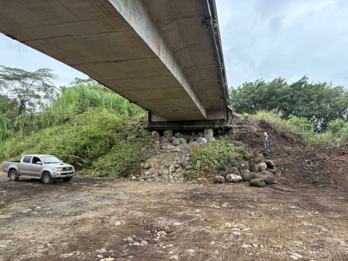 Ruta 32 tendrá paso regulado a partir de la próxima semana por trabajos en puente sobre el río Chirripó