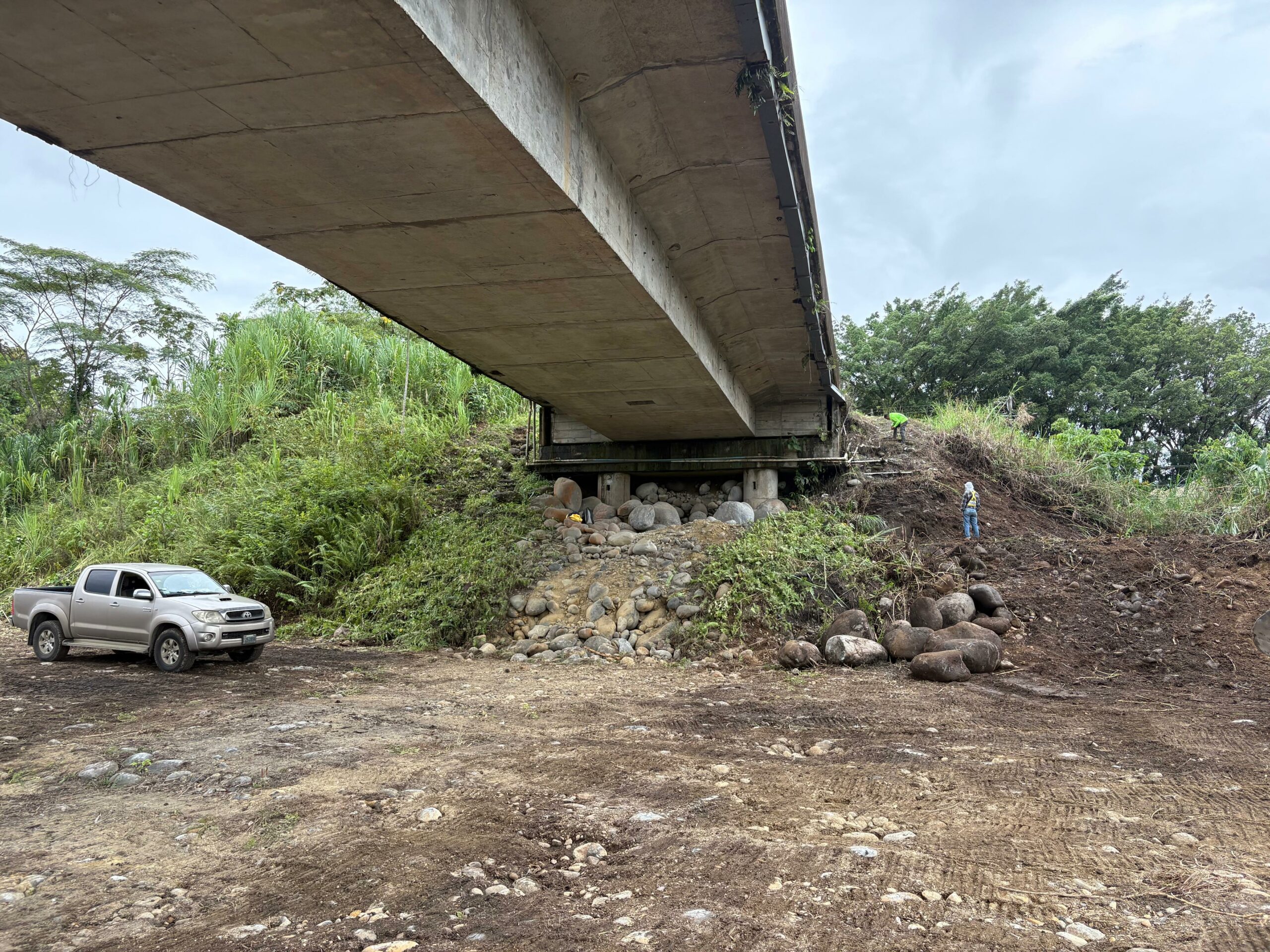 Ruta 32 tendrá paso regulado a partir de la próxima semana por trabajos en puente sobre el río Chirripó