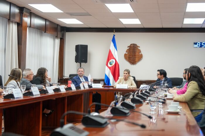 Presidente Laura Fernández realiza reuniones con bancadas de oposición en Casa Presidencial este martes