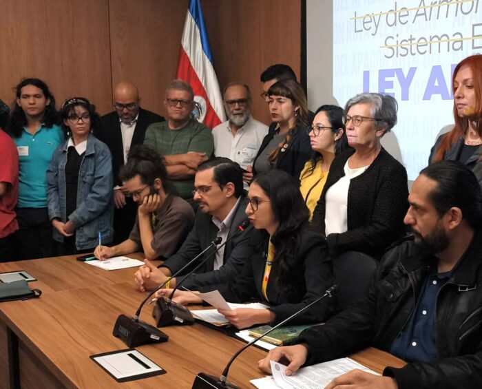 Frente Amplio fustiga plan sobre armonización eléctrica y dice que provocará ‘apagones y tarifazos’