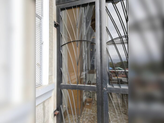 Basílica de Los Ángeles espera informe judicial sobre impactos en ventana del templo