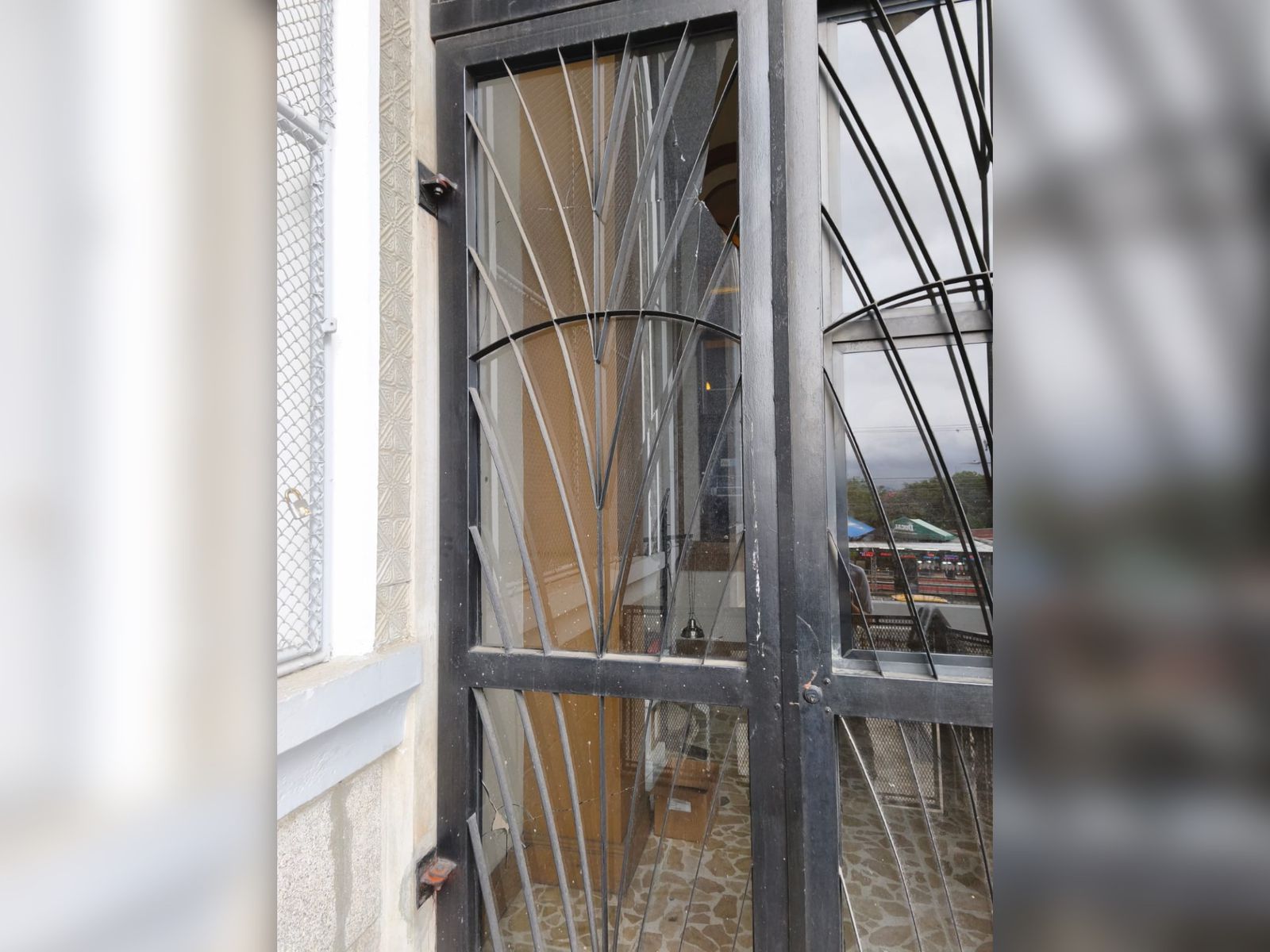 Basílica de Los Ángeles espera informe judicial sobre impactos en ventana del templo