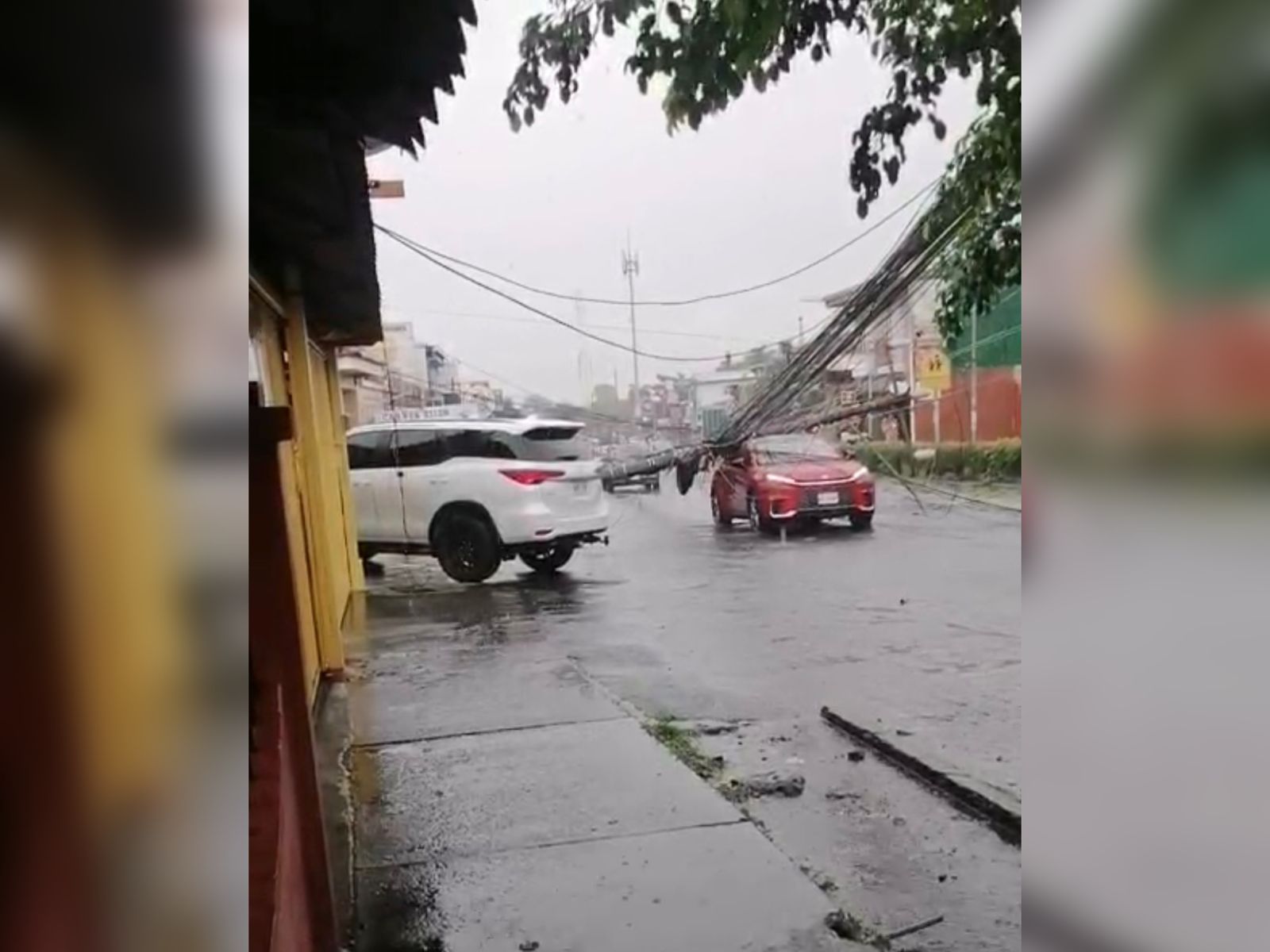 Rayo impacta poste en Alajuela y afecta ocho vehículos con personas atrapadas