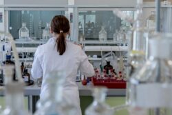 Salud investiga brote alimentario relacionado con 12 casos de salmonella y una muerte en Ciudad Colón