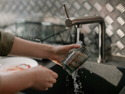 ¡Tome nota! AyA y ESPH programan cortes de agua esta semana en San José y Heredia