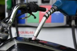 ¡Precio de los combustibles se dispara! ¿Qué recomiendan los expertos para ahorrar gasolina?