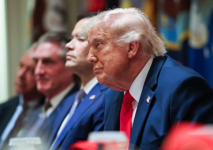 Trump dijo que la ley votada por el Congreso para limitar sus decisiones en la guerra con Irán es “antipatriótica” y “sin sentido”