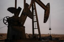El petróleo bajó de los 80 dólares mientras los mercados esperan detalles del pacto entre Estados Unidos e Irán