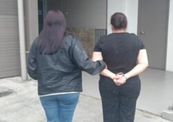 Detienen a cocineras de escuela en Cartago como sospechosas de llevarse alimentos de comedor escolar