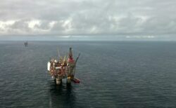 El petróleo cayó más de un 4% y cerró en su nivel más bajo desde el comienzo de la guerra en Medio Oriente