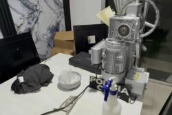 Desarticulan banda que habría distribuido drogas sintéticas en el país: OIJ decomisó máquina “encapsuladora”