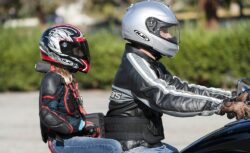 Asociación pide aumentar edad mínima para transportar menores en motocicletas tras aumento de quemaduras