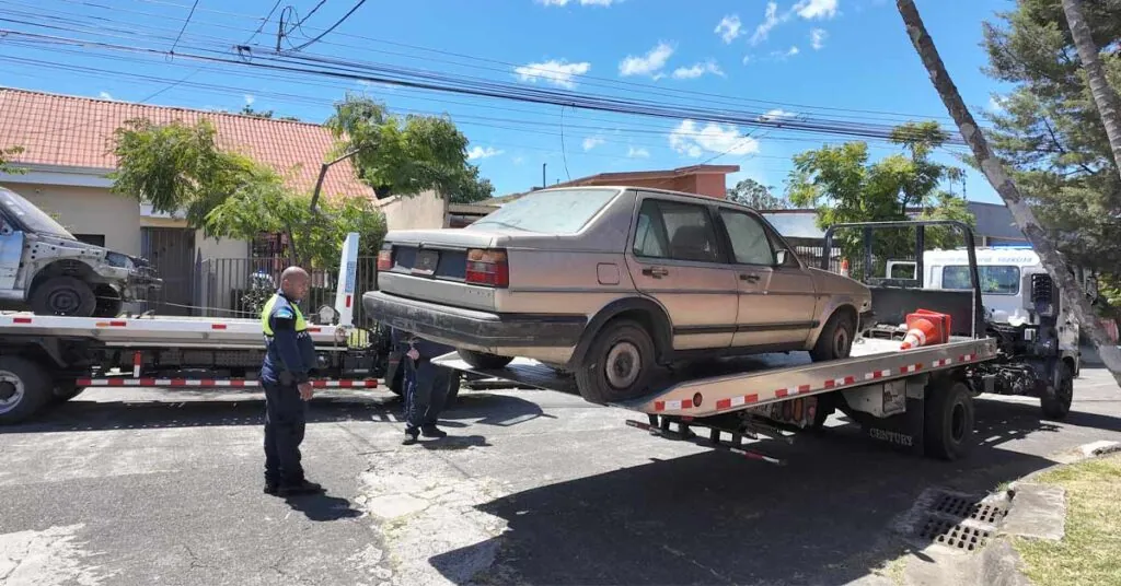 Municipalidad de San José recibe más de 2 denuncias al día por abandono de vehículos en barrios