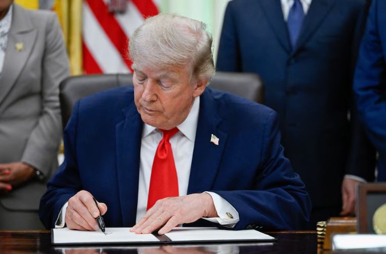 Donald Trump dijo que está previsto que el acuerdo entre EEUU e Irán se firme el domingo