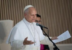 El papa León XIV se compromete con las víctimas de abusos sexuales a impulsar nuevas medidas para que la Iglesia sea un lugar “seguro y espiritualmente sano”