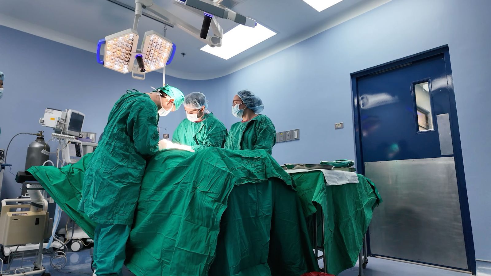 CCSS reporta reducción en tiempos de espera en cirugías y mejoras en tres hospitales