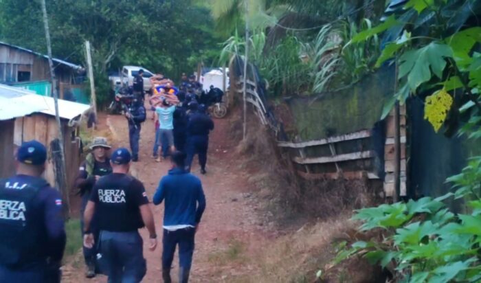 Detienen a 36 oreros y decomisan equipo minero en cuarterías clandestinas en Crucitas