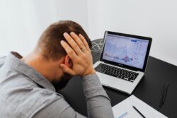 3 de cada 10 hombres afirman tener preocupaciones financieras todos los días