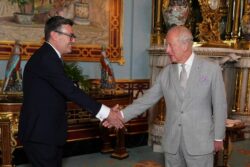 Andy Burnham asumió como primer ministro británico tras ser recibido por el rey Carlos III