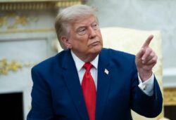 Trump advirtió que EEUU bombardeará puentes y centrales eléctricas de Irán por cada disparo contra buques en el estrecho de Ormuz