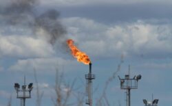 El petróleo sube más de 4% tras la reanudación de los ataques entre EEUU e Irán y la amenaza de cierre del estrecho de Ormuz