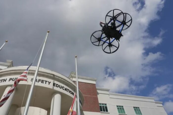 Escuelas de Estados Unidos utilizan drones con gas pimienta que neutralizan tiradores activos en 15 segundos