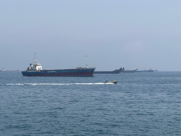 Irán informó que un petrolero explotó tras chocar con una mina marina en el Estrecho de Ormuz