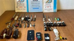 Policías descubren hueco donde ocultaban celulares y armas blancas en La Reforma