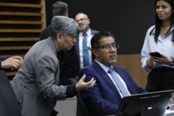 Oficialismo inició acercamientos con bancadas del PLN y FA para negociar plan de eurobonos