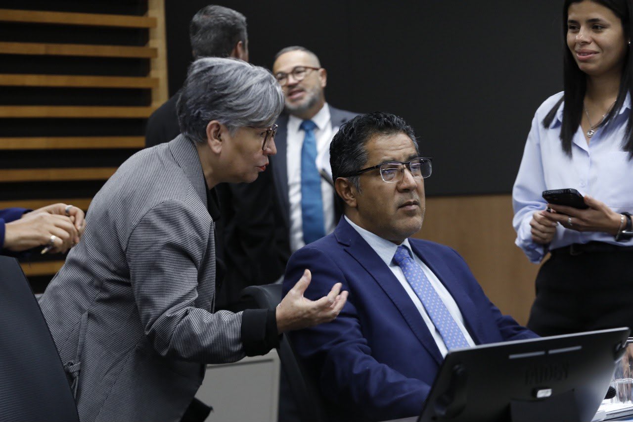 Oficialismo inició acercamientos con bancadas del PLN y FA para negociar plan de eurobonos