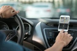 Ministro del MOPT niega que proyecto que regula plataformas «taxifique» el servicio