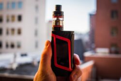 Reglamento que prohíbe comercialización de vapeadores con aromas y sabores entra a regir en un mes