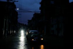 Crisis energética en Cuba: China salió al rescate de la isla y donó 5.000 sistemas de energía solar