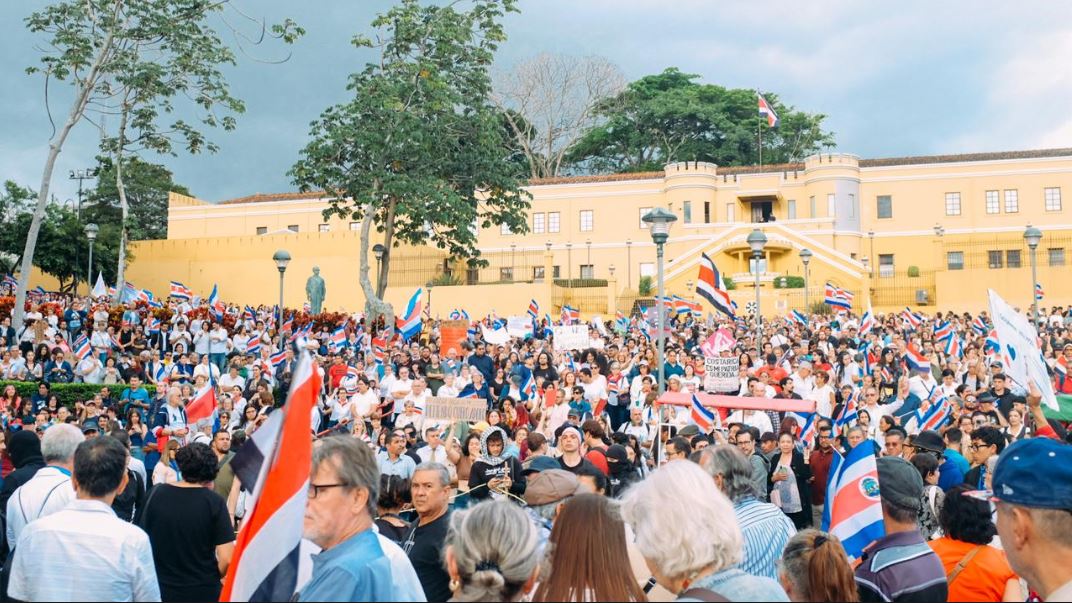 Oposición espera “respeto y sensatez” del Gobierno tras plantón frente al Congreso