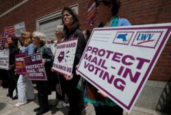 La Corte Suprema de Estados Unidos habilitó provisionalmente el plan de Donald Trump para restringir el voto por correo