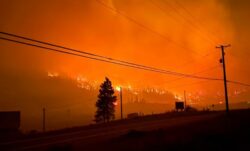Un feroz incendio forestal azota a la provincia canadiense de Columbia Británica: hay más de 20.000 evacuados