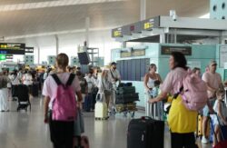 La Unión Europea cambia las reglas para viajar en avión: qué pasará con la maleta de mano, los asientos y los vuelos de vuelta a partir de 2027