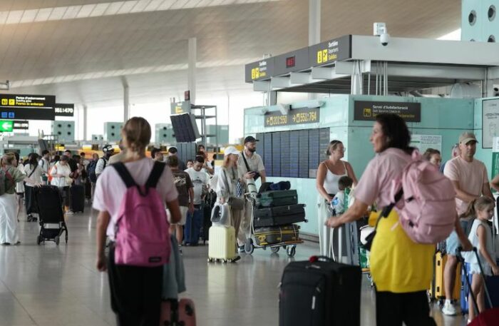 La Unión Europea cambia las reglas para viajar en avión: qué pasará con la maleta de mano, los asientos y los vuelos de vuelta a partir de 2027