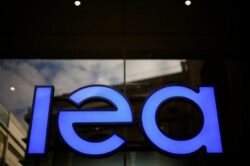 La Agencia Internacional de la Energía recortó su previsión de oferta mundial de petróleo por el bloqueo del estrecho de Ormuz