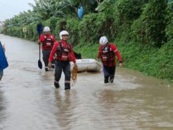 Fuertes lluvias por onda tropical generan inundaciones y mantienen personas albergadas