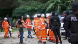 Migración denuncia presunta trata tras ubicar a 56 peruanos en labores mineras en Puntarenas