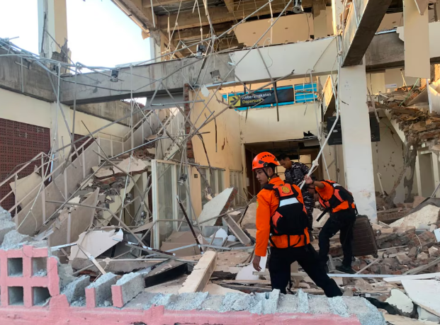 Aumentaron a 53 los muertos y 135 los heridos tras el devastador terremoto en Indonesia