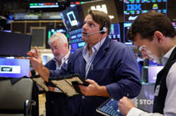 La escalada entre Estados Unidos e Irán hunde a Wall Street y empuja al alza al petróleo